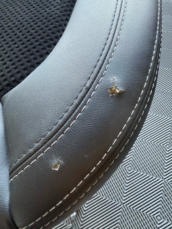 Réparer les coins de sièges arrière en vinyle abîmés sans changer la housse à Marseille, Aix ou Gémenos