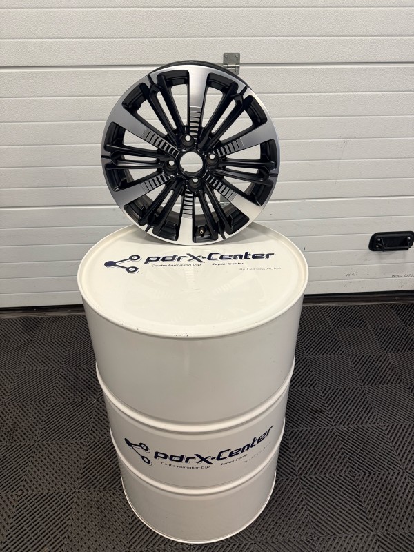 Réparer une jante alu bi-ton de Peugeot à Vitrolles avec PDRX CENTER