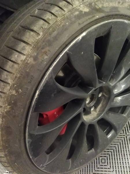 Éraflure jante tesla 