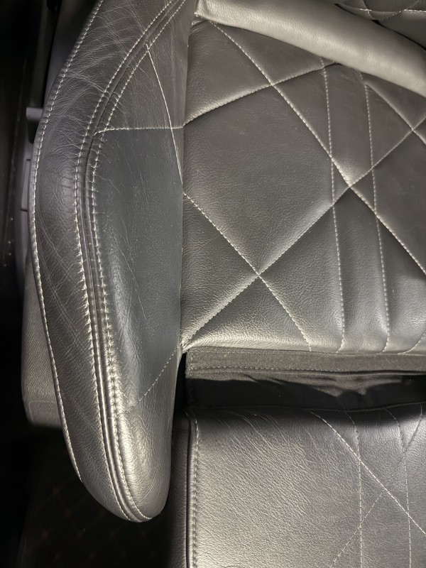 Réparation du cuir des sièges d’une DS à Marseille par PDRX CENTER