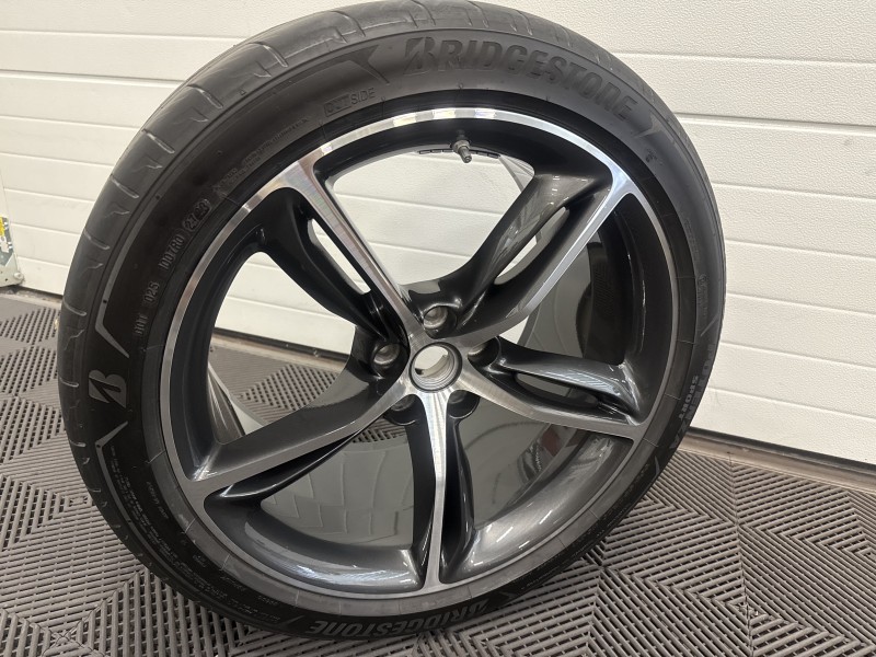 Réparation de jante Ferrari abîmée pour un client d’Aix-en-Provence chez PDRX-Center à Gémenos