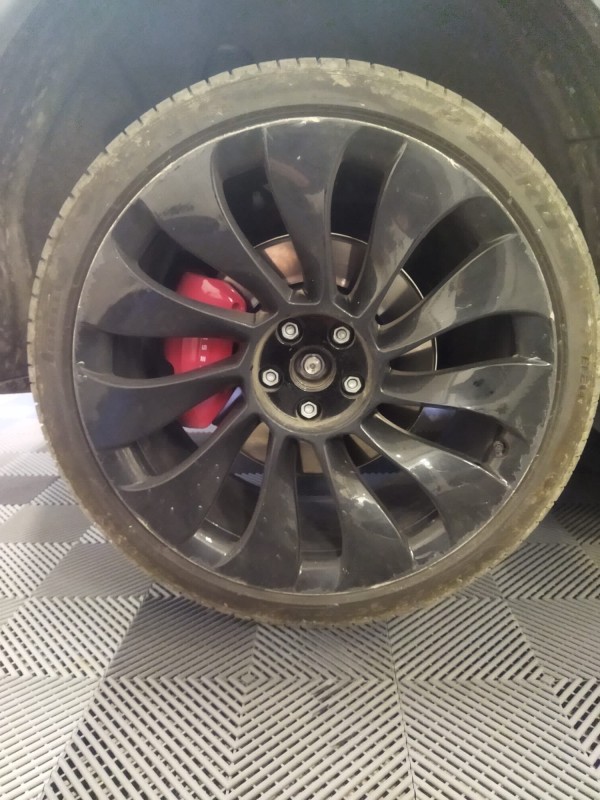 Réparation de jantes Tesla éraflées à Gémenos et Marseille