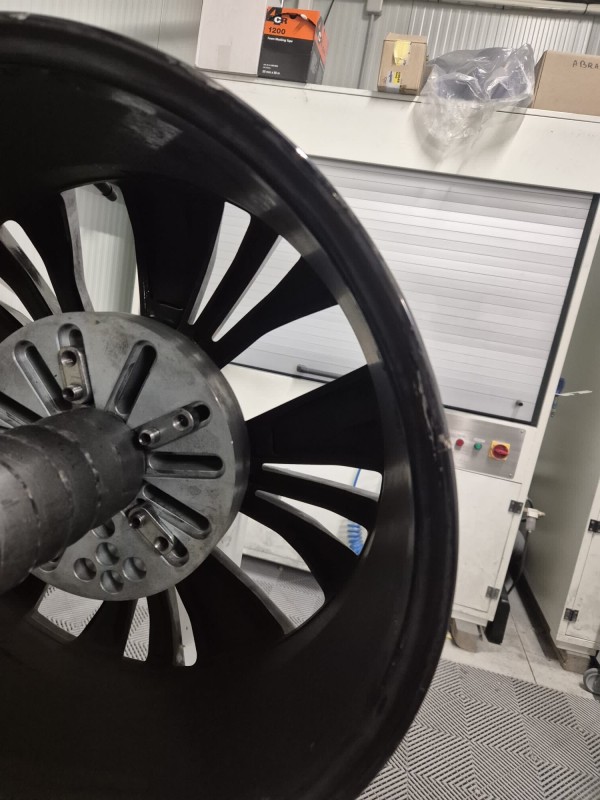 Réparation de jante tordue côté intérieur à Gémenos près de Marseille