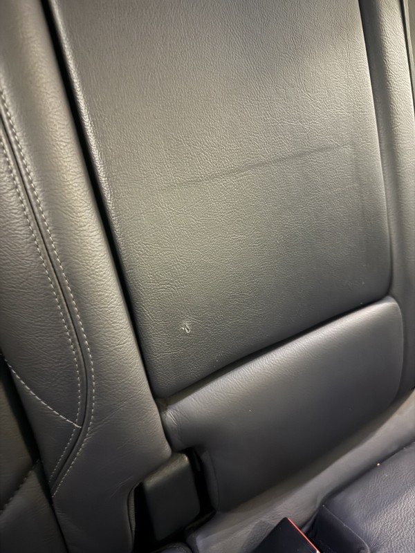 Réparation du cuir des sièges d’une DS à Marseille par PDRX CENTER