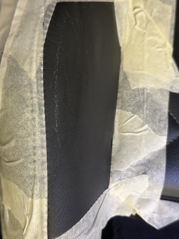 Réparation du cuir des sièges d’une DS à Marseille par PDRX CENTER