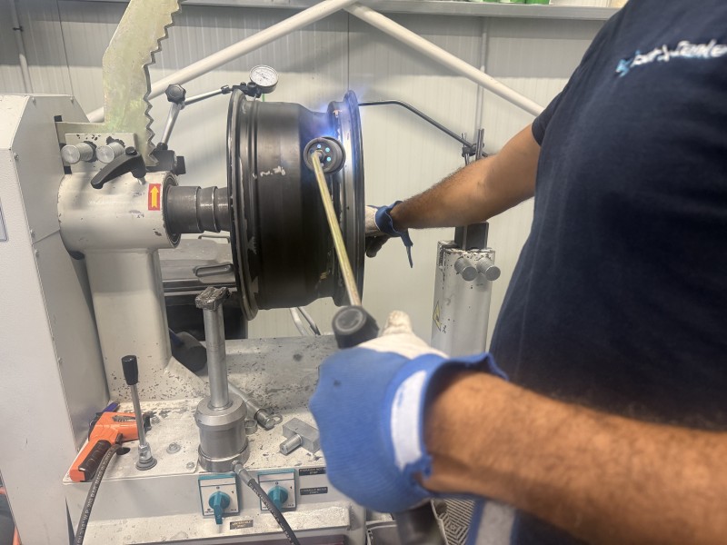 Redresser une jante OZ abîmée sans la remplacer : réparation experte à Gémenos près de Marseille