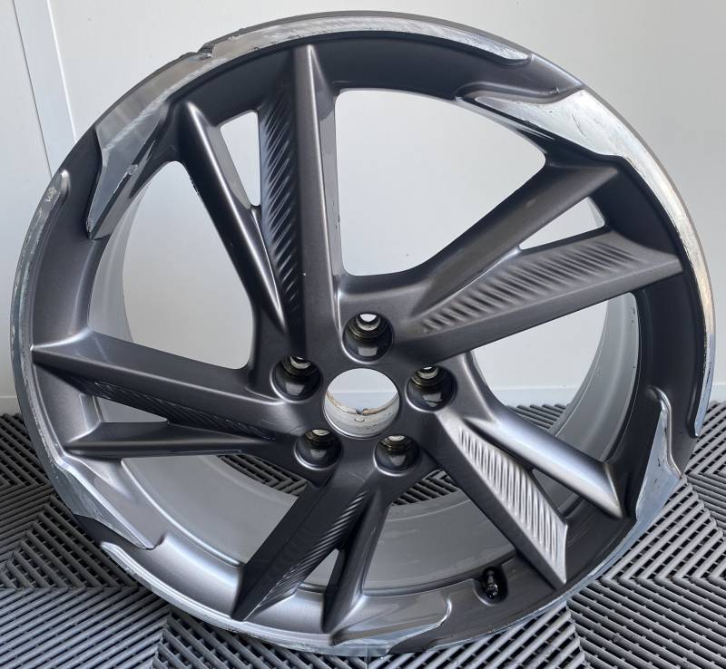 jante alu poli rayée