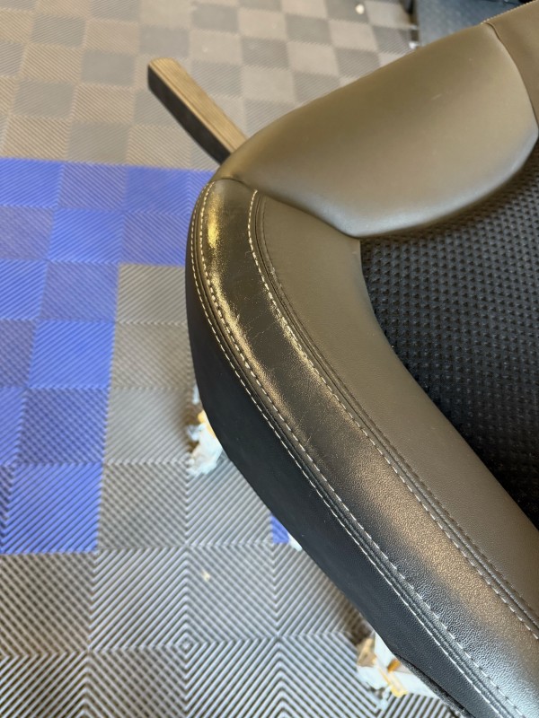 Réparer les coins de sièges arrière en vinyle abîmés sans changer la housse à Marseille, Aix ou Gémenos