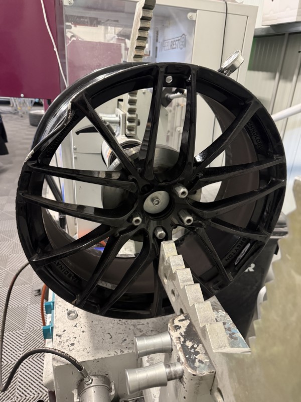 Réparation de jante alu BMW M3 avec redressage et peinture à Marseille et Gémenos