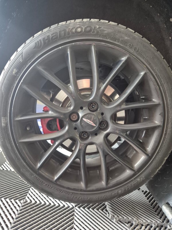 Réparer 4 jantes noires abîmées sur Mini Cooper avec finition haut de gamme à Gémenos