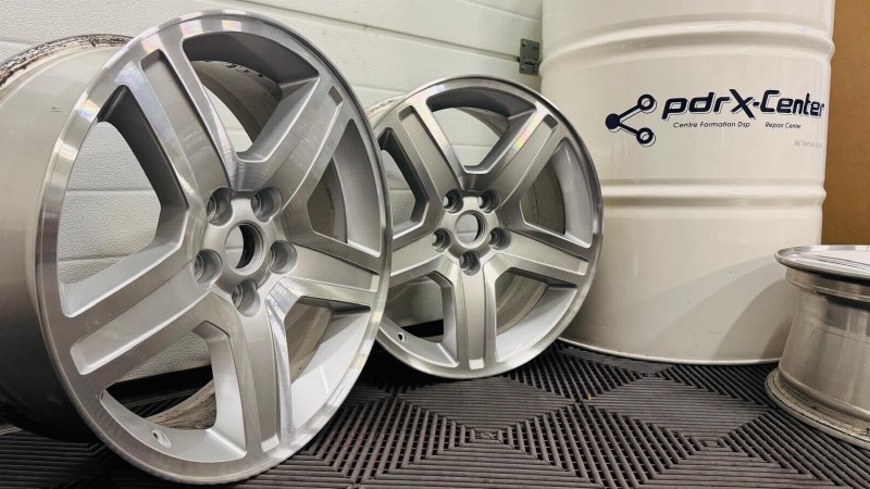 Rénovation complète de 4 jantes alu bi-ton diamantées d’un modèle Chrysler pour un client à Marseille