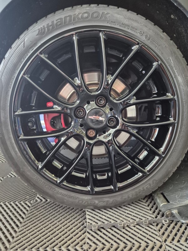 Réparer 4 jantes noires abîmées sur Mini Cooper avec finition haut de gamme à Gémenos