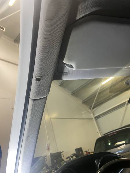 Réparation d’un trou sur ciel de toit tissus couleur beige avec pdrx-center 