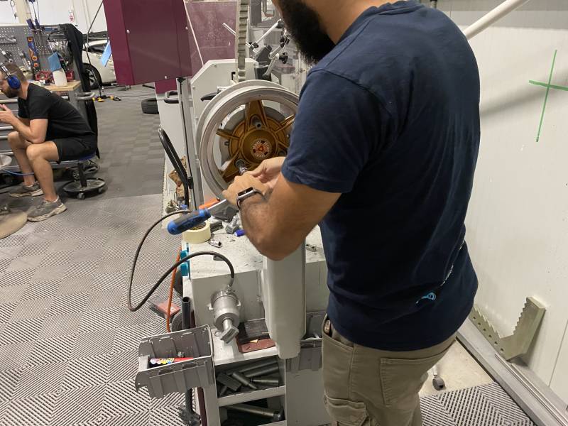 Technicien réparant une jante en aluminium à Marseille