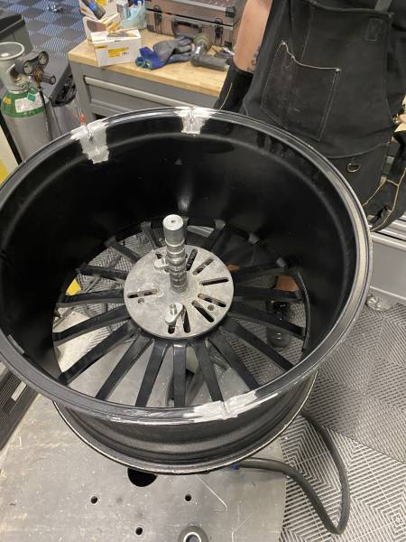 “Technicien réparant une fissure sur une jante alu”