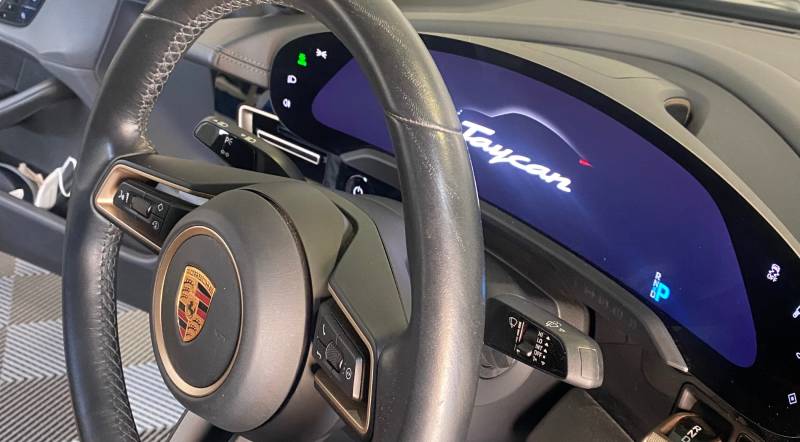 Réparation d’un volant d’une porsche taycan d’un client de Marseille