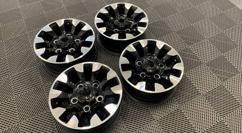 Jantes personnalisées en poli diamantée bi-ton sur un véhicule