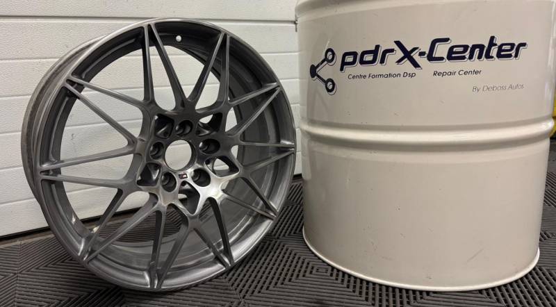 Jante alu m3 poli chrome après réparation et peinture 