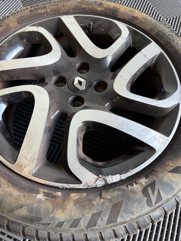 Rénovation comme neuve d’une jante de Clio ultra rayée à Marseille et Gémenos