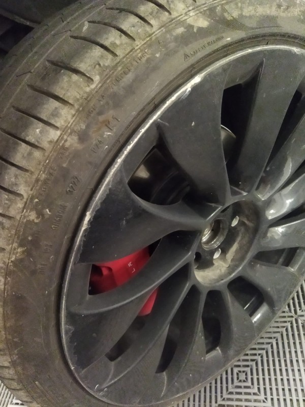 Réparation de jantes Tesla éraflées à Gémenos et Marseille