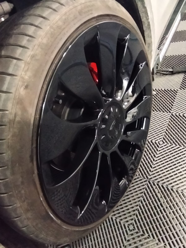 Réparation de jantes Tesla éraflées à Gémenos et Marseille