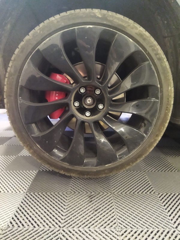 Réparation de jantes Tesla éraflées à Gémenos et Marseille