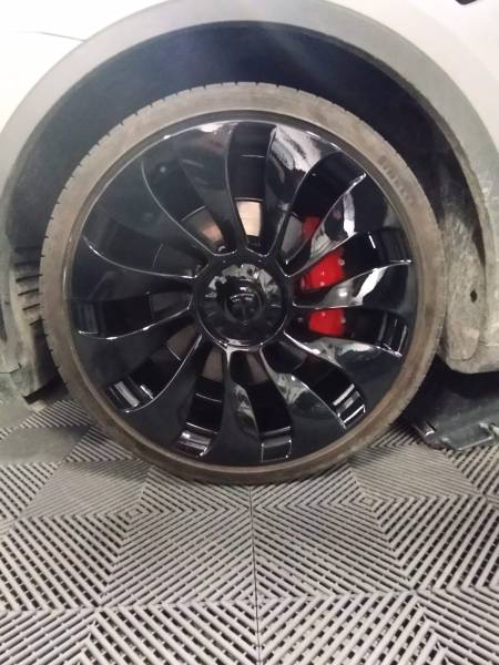 Réparation jante alu voilée Tesla Model Y à Toulon avec redressage certifié sans démontage ni perte d’équilibrage
