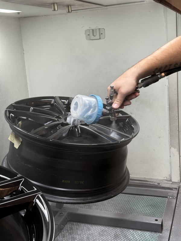 Rénover une jante BMW M noir brillant abîmée à Marseille : comme neuve grâce à PDRX CENTER