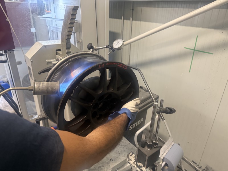 Redresser une jante OZ abîmée sans la remplacer : réparation experte à Gémenos près de Marseille